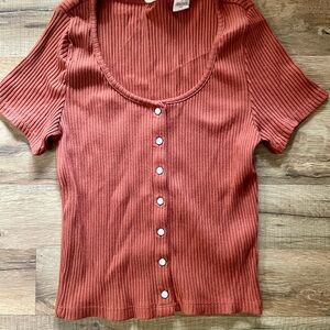 Cozy ribbed rust tee. Button-up stretch top, your fall & spooky season essential
